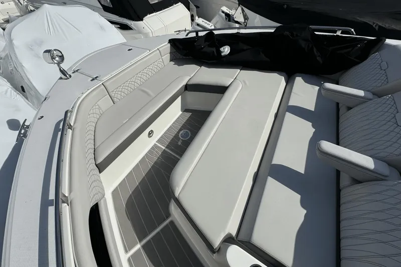 Slide: The Image of Sea Ray 370 Sundancer Outboard 2023 - 41