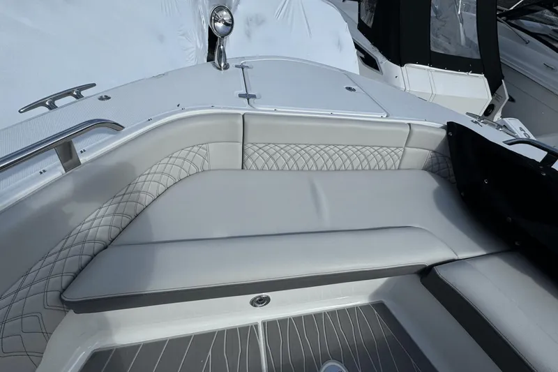 Slide: The Image of Sea Ray 370 Sundancer Outboard 2023 - 43