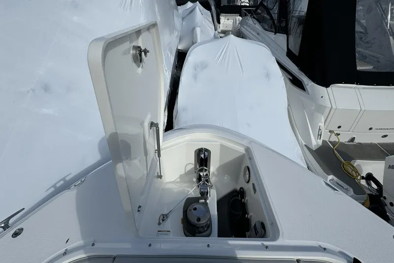 Slide: The Image of Sea Ray 370 Sundancer Outboard 2023 - 45