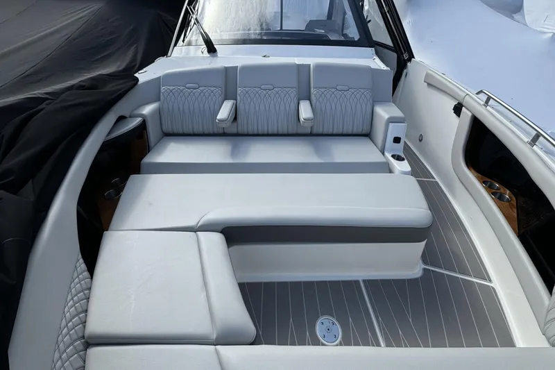 Slide: The Image of Sea Ray 370 Sundancer Outboard 2023 - 46