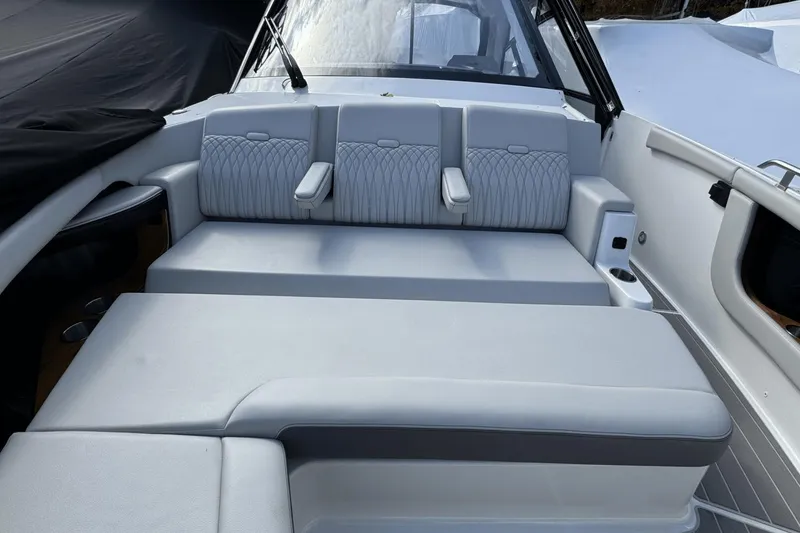 Slide: The Image of Sea Ray 370 Sundancer Outboard 2023 - 48