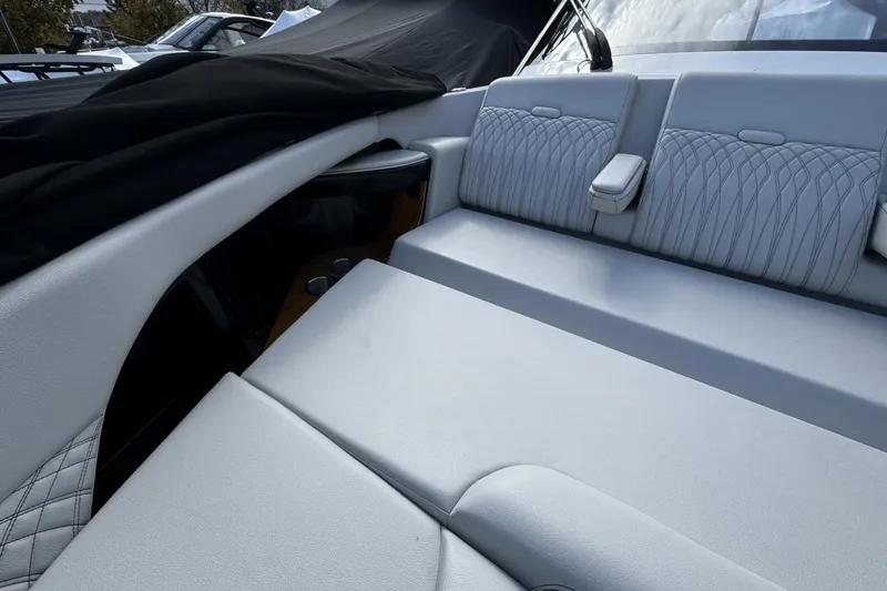 Slide: The Image of Sea Ray 370 Sundancer Outboard 2023 - 49