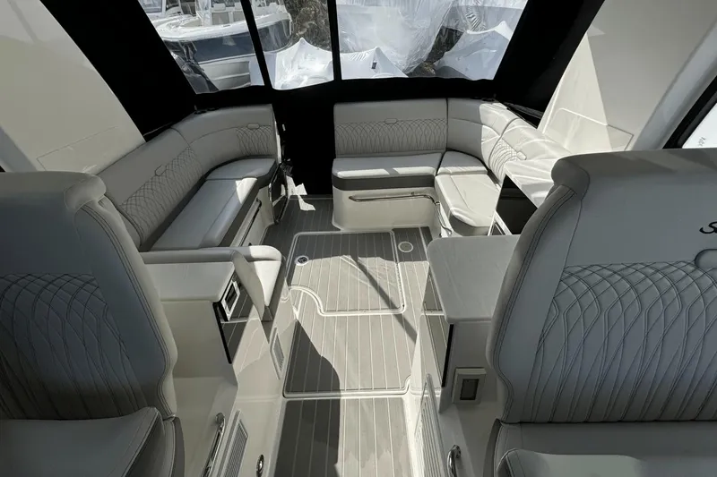 Slide: The Image of Sea Ray 370 Sundancer Outboard 2023 - 5