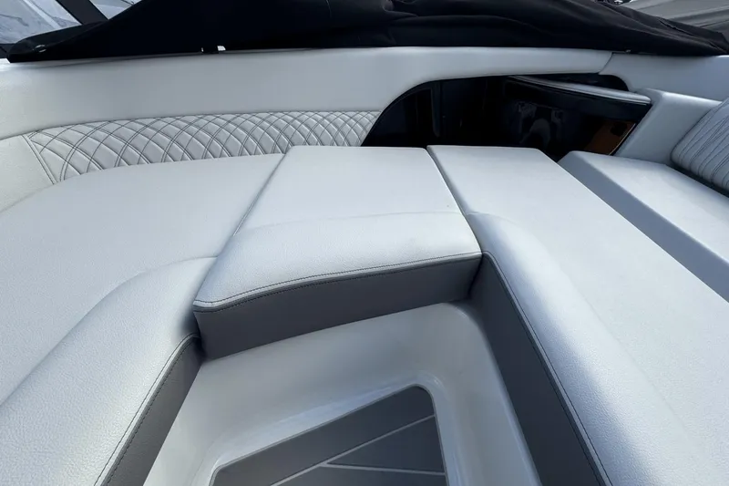 Slide: The Image of Sea Ray 370 Sundancer Outboard 2023 - 50
