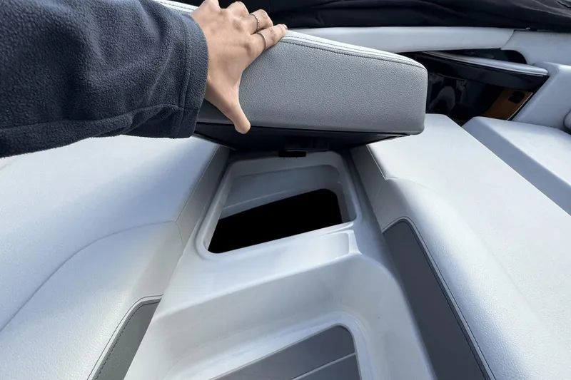 Slide: The Image of Sea Ray 370 Sundancer Outboard 2023 - 51