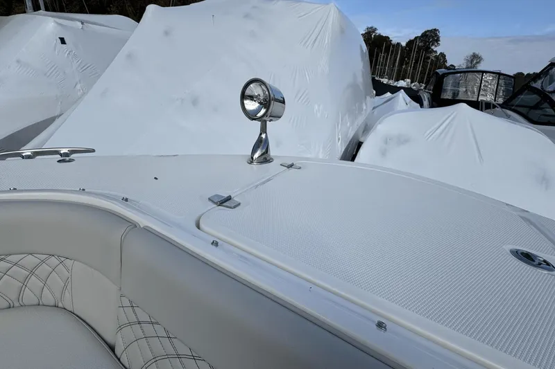 Slide: The Image of Sea Ray 370 Sundancer Outboard 2023 - 52