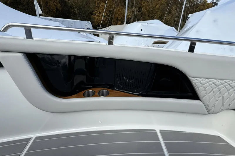 Slide: The Image of Sea Ray 370 Sundancer Outboard 2023 - 53