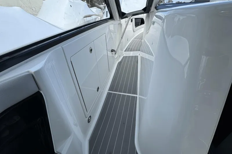 Slide: The Image of Sea Ray 370 Sundancer Outboard 2023 - 55