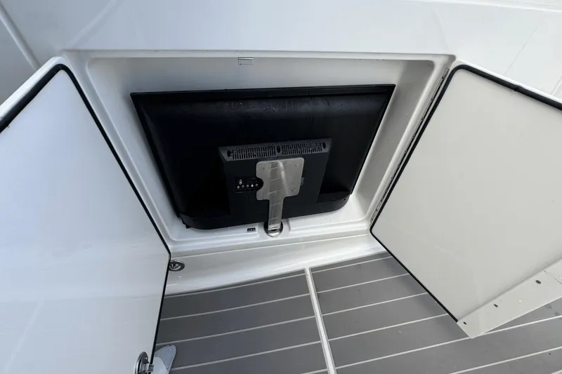 Slide: The Image of Sea Ray 370 Sundancer Outboard 2023 - 56
