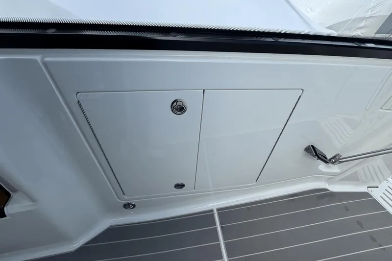 Slide: The Image of Sea Ray 370 Sundancer Outboard 2023 - 57
