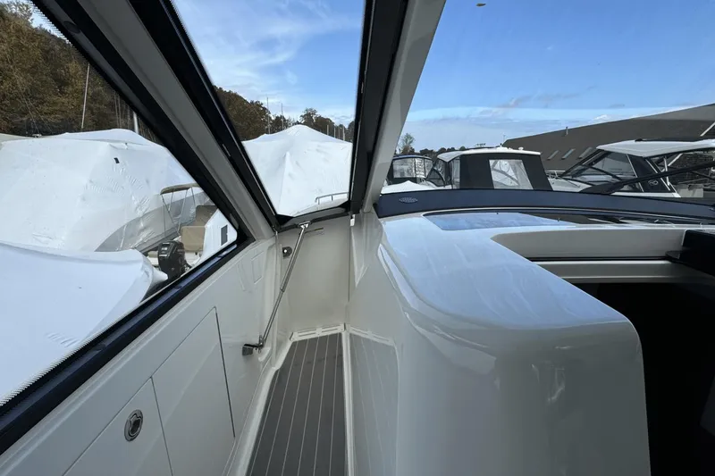 Slide: The Image of Sea Ray 370 Sundancer Outboard 2023 - 58