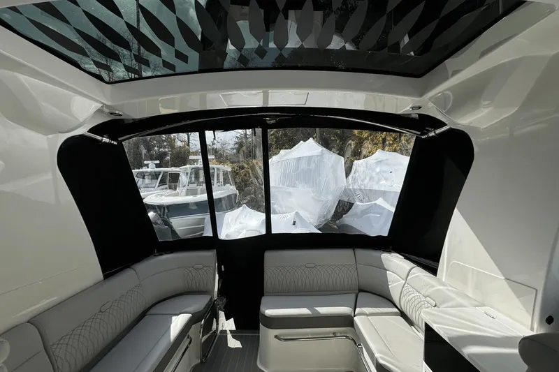 Slide: The Image of Sea Ray 370 Sundancer Outboard 2023 - 6