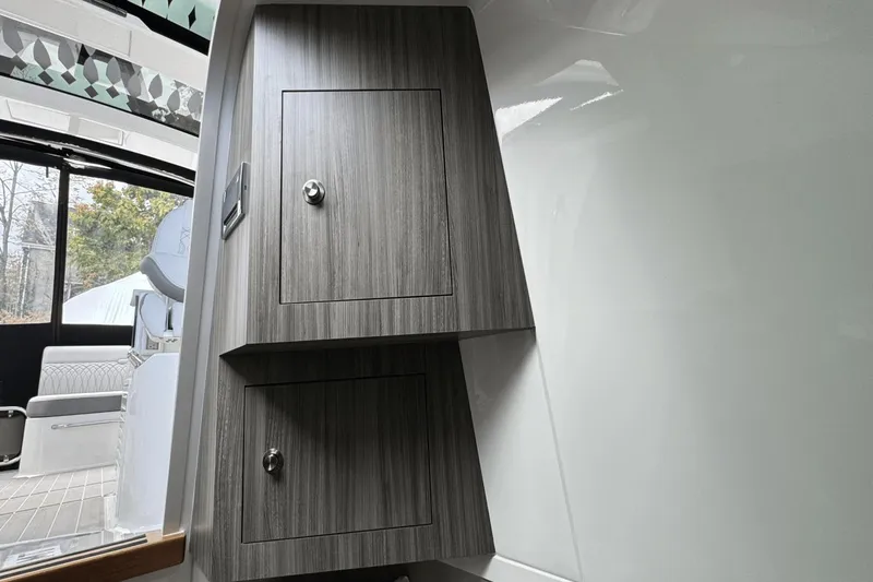 Slide: The Image of Sea Ray 370 Sundancer Outboard 2023 - 62