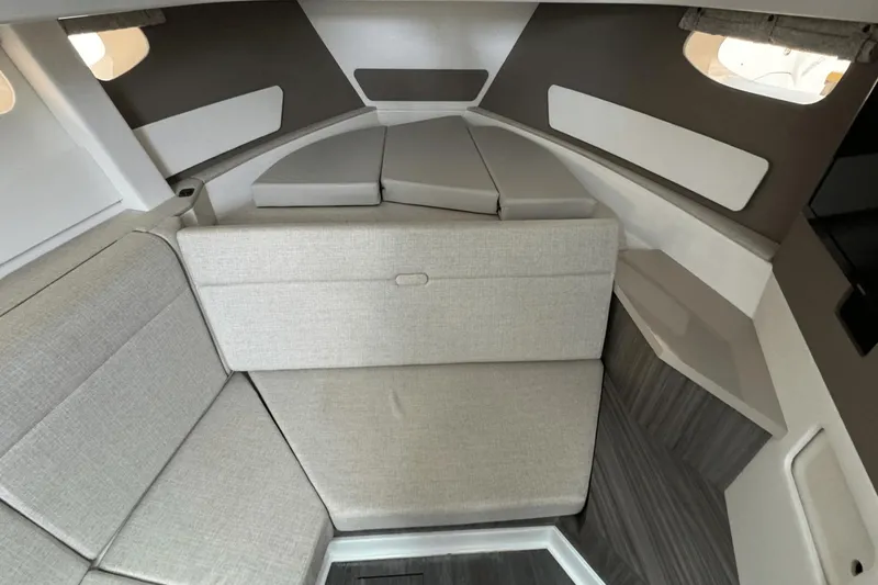 Slide: The Image of Sea Ray 370 Sundancer Outboard 2023 - 65