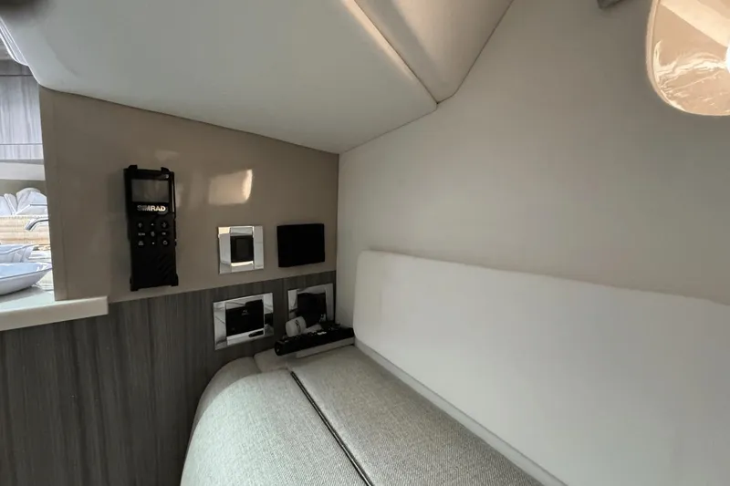 Slide: The Image of Sea Ray 370 Sundancer Outboard 2023 - 66