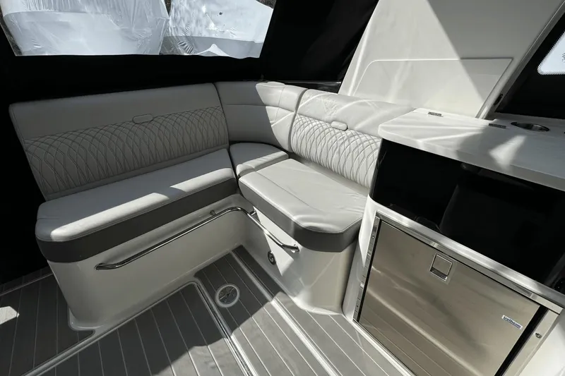 Slide: The Image of Sea Ray 370 Sundancer Outboard 2023 - 7