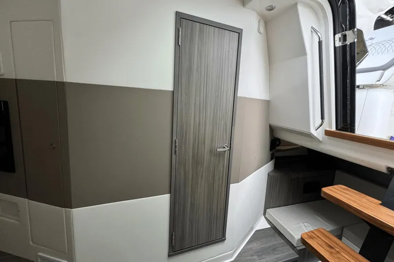 Slide: The Image of Sea Ray 370 Sundancer Outboard 2023 - 70