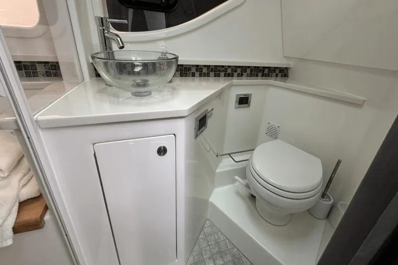 Slide: The Image of Sea Ray 370 Sundancer Outboard 2023 - 71