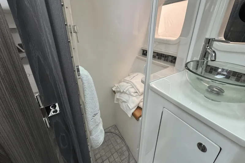 Slide: The Image of Sea Ray 370 Sundancer Outboard 2023 - 72