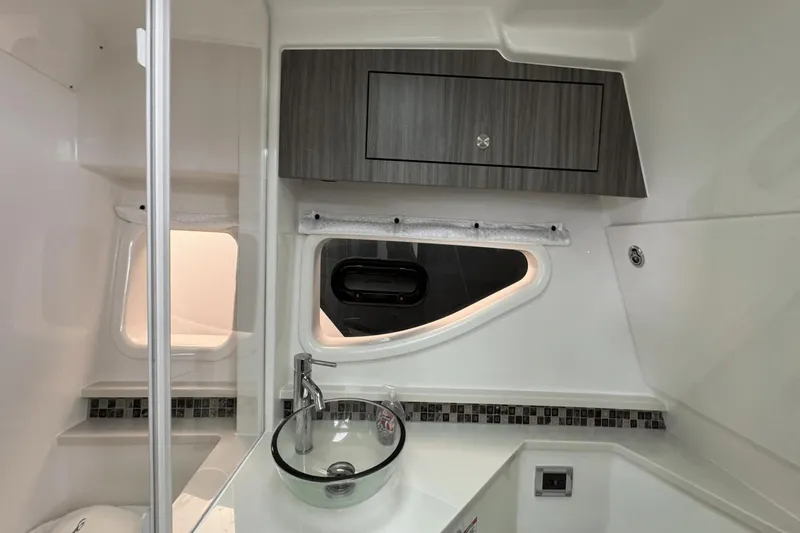 Slide: The Image of Sea Ray 370 Sundancer Outboard 2023 - 74