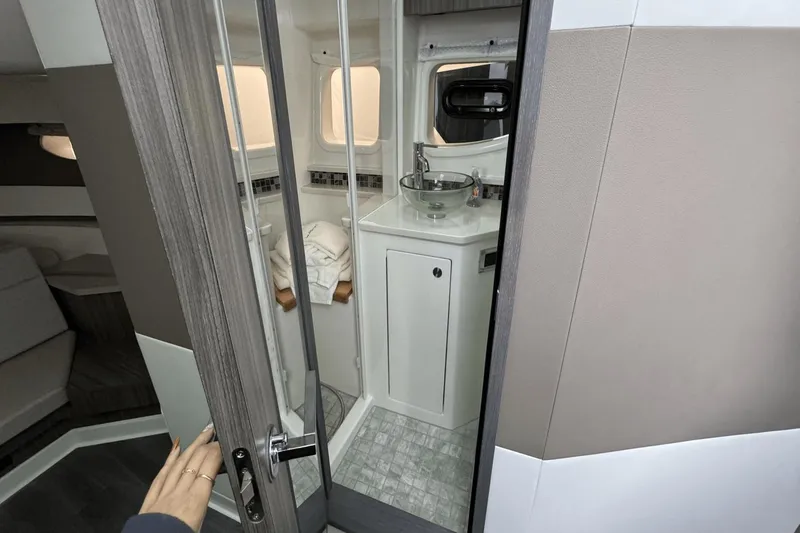 Slide: The Image of Sea Ray 370 Sundancer Outboard 2023 - 75