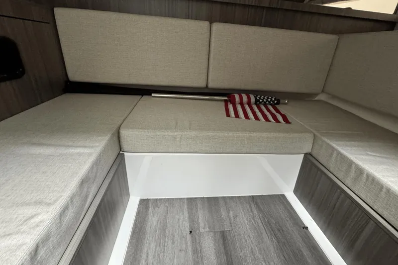 Slide: The Image of Sea Ray 370 Sundancer Outboard 2023 - 78