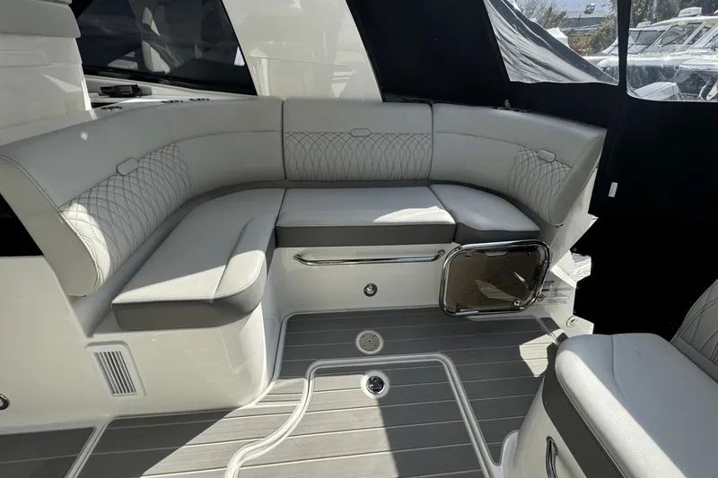 Slide: The Image of Sea Ray 370 Sundancer Outboard 2023 - 8