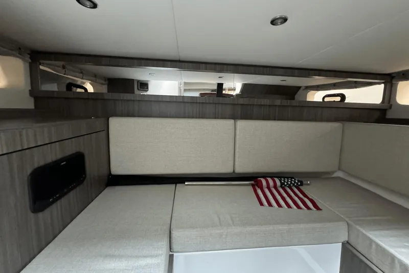 Slide: The Image of Sea Ray 370 Sundancer Outboard 2023 - 81