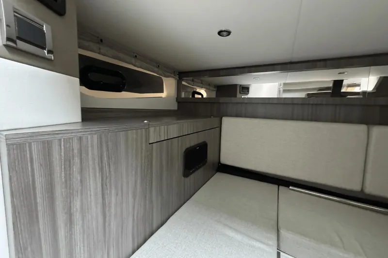 Slide: The Image of Sea Ray 370 Sundancer Outboard 2023 - 82