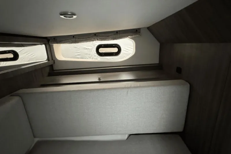 Slide: The Image of Sea Ray 370 Sundancer Outboard 2023 - 83