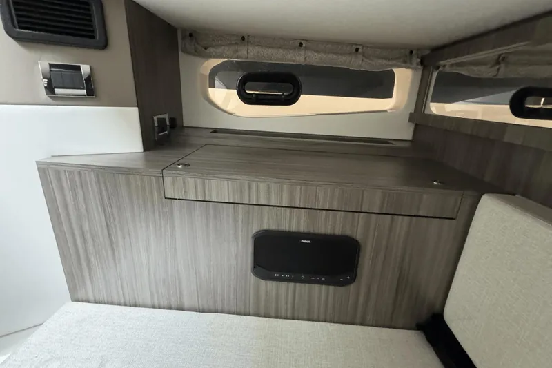 Slide: The Image of Sea Ray 370 Sundancer Outboard 2023 - 84
