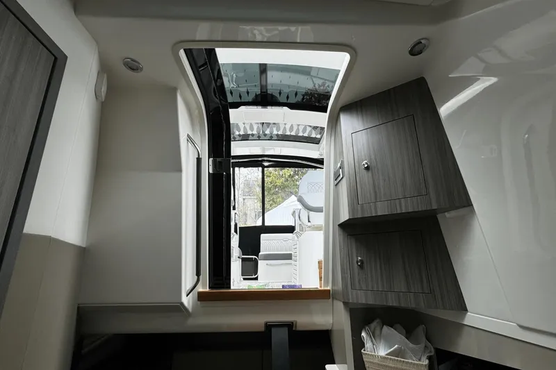Slide: The Image of Sea Ray 370 Sundancer Outboard 2023 - 86