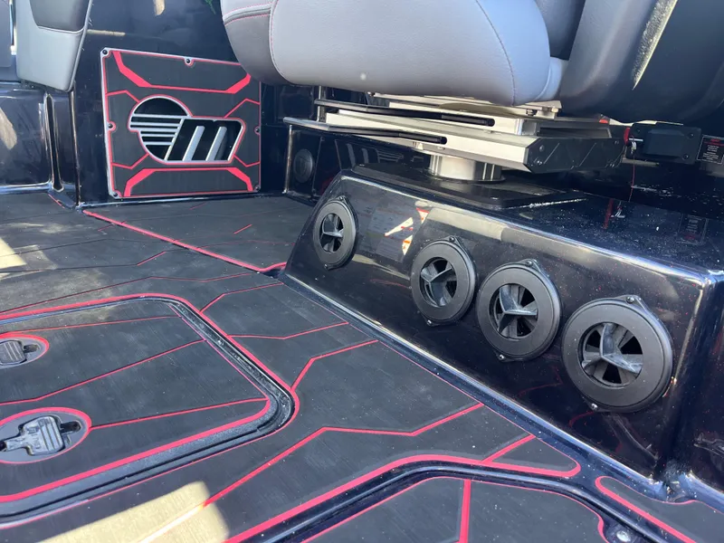 Slide: The Image of Malibu Wakesetter 24 MXZ 2025 - 17