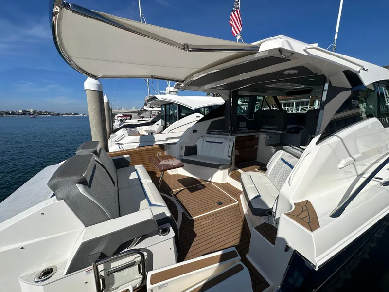 Slide: The Image of Tiara 43 LE 2021 - 15