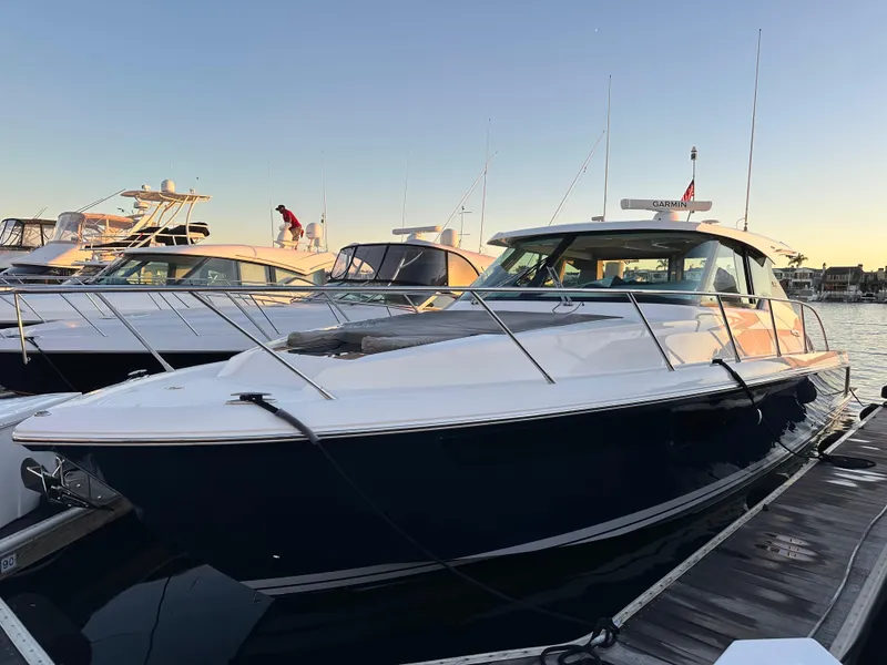 Slide: The Image of Tiara 43 LE 2021 - 2