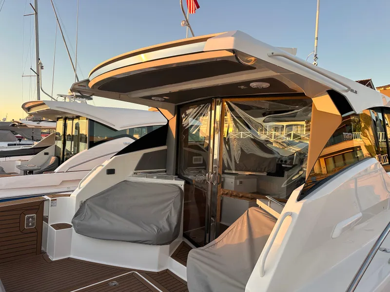 Slide: The Image of Tiara 43 LE 2021 - 33