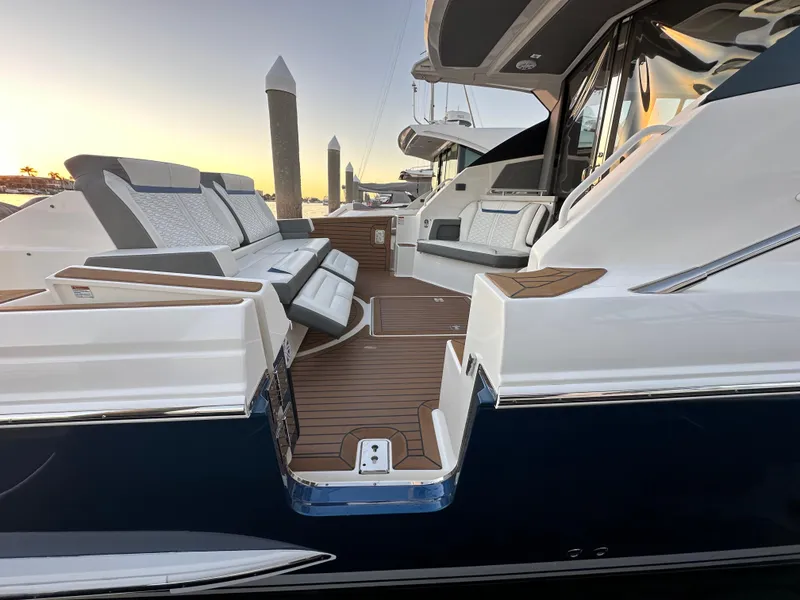 Slide: The Image of Tiara 43 LE 2021 - 39