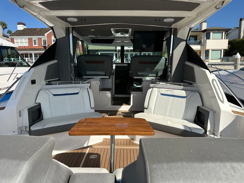 Slide: The Image of Tiara 43 LE 2021 - 9