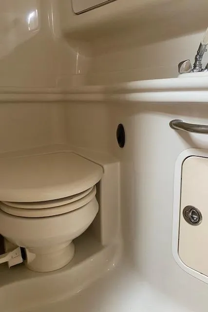 Slide: The Image of 2006 Sea Ray Sundancer bathroom interior with toilet and storage compartment. - 30