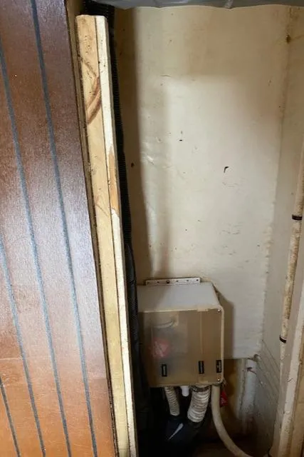 Slide: The Image of Narrow storage space on a 2006 Sea Ray Sundancer boat. - 33