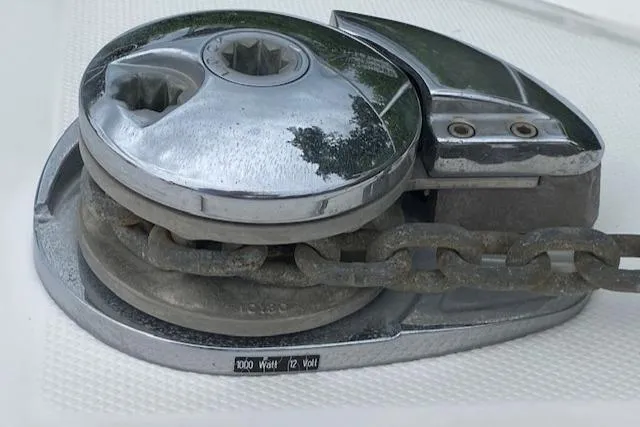 Slide: The Image of Anchor windlass on 2006 Sea Ray Sundancer boat deck. - 39