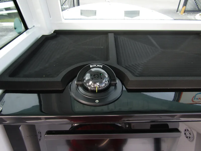 Slide: The Image of Compass on 2025 Wellcraft 223 Fisherman boat dashboard. - 16