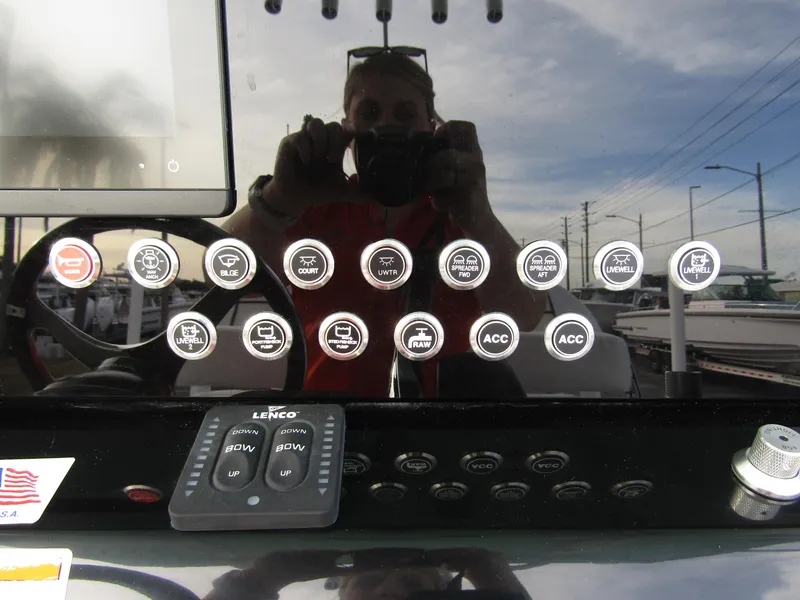 Slide: The Image of Dashboard controls of 2025 Wellcraft 223 Fisherman boat with reflection. - 18