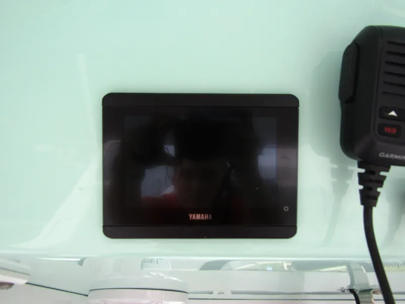 Slide: The Image of Yamaha display and Garmin device on 2025 Wellcraft 223 Fisherman boat dashboard. - 22