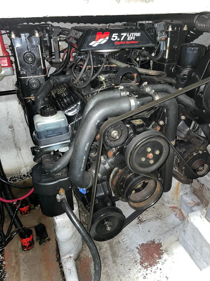 Slide: The Image of 2000 Crownline 290 CR boat engine, 5.7L V8, detailed view. - 27