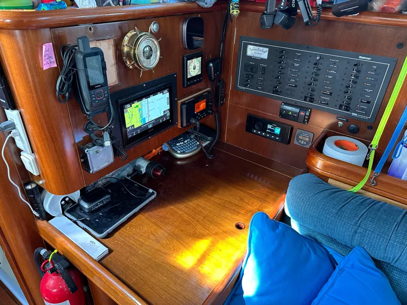 Slide: The Image of Bow of 1999 Beneteau Oceanis Clipper 461 with Rocna anchor at marina. - 29