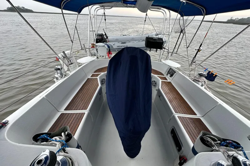 Slide: The Image of 1999 Beneteau Oceanis Clipper 461 with Mercury outboard motor at marina dock. - 39