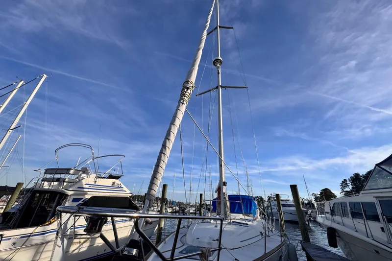 Slide: The Image of 1999 Beneteau Oceanis Clipper 461 sailboat docked under a clear blue sky. - 4