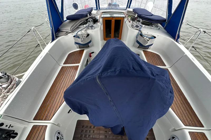 Slide: The Image of 1999 Beneteau Oceanis Clipper 461 yacht stern with ladder and water view. - 40