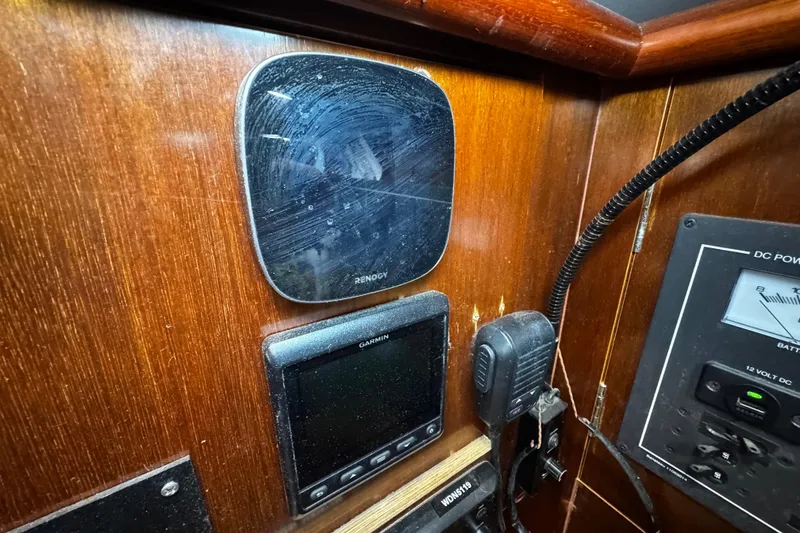 Slide: The Image of Renogy system monitor along with wind speed and VHF - 88